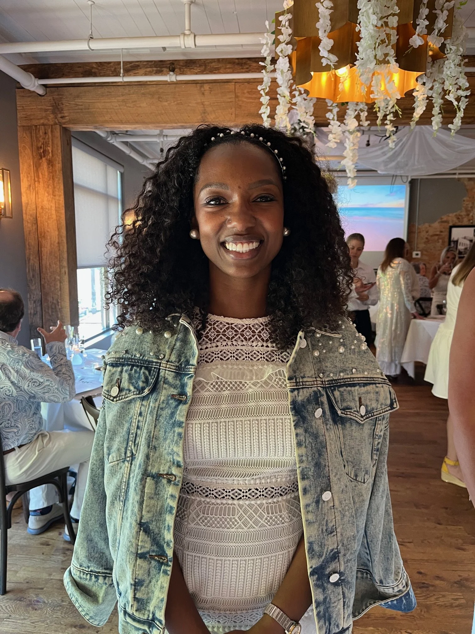  The guest smiles while the live guest painter takes her photo. 