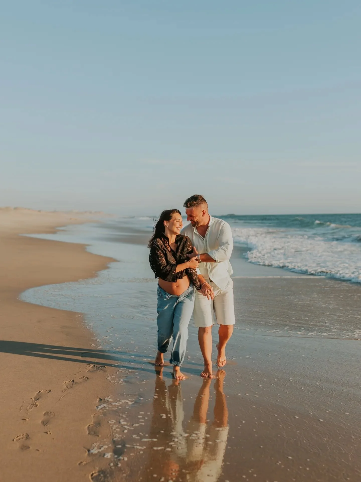 Um final de tarde bonito na praia 💛🌊
Fomos at&eacute; &agrave; praia para guardar este cap&iacute;tulo especial &mdash; entre passos na areia e sorrisos c&uacute;mplices, regist&aacute;mos a espera doce de quem j&aacute; ama antes de conhecer.

#so