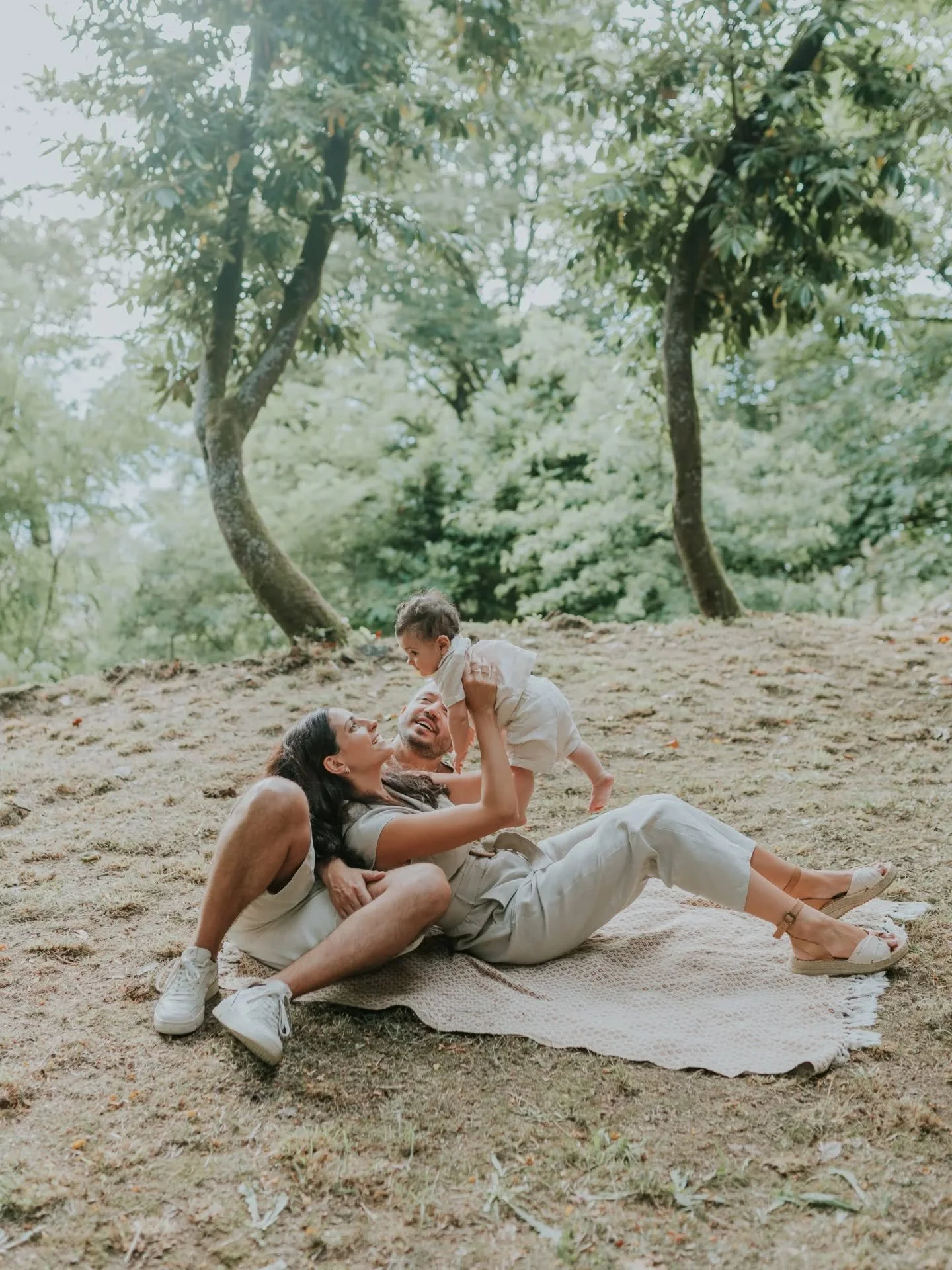 Os beb&eacute;s crescem r&aacute;pido demais&hellip; num instante j&aacute; deram mais um passo, j&aacute; t&ecirc;m outro sorriso, j&aacute; olham o mundo de uma forma diferente. ✨ E o ver&atilde;o &eacute; a altura perfeita para parar e guardar ess