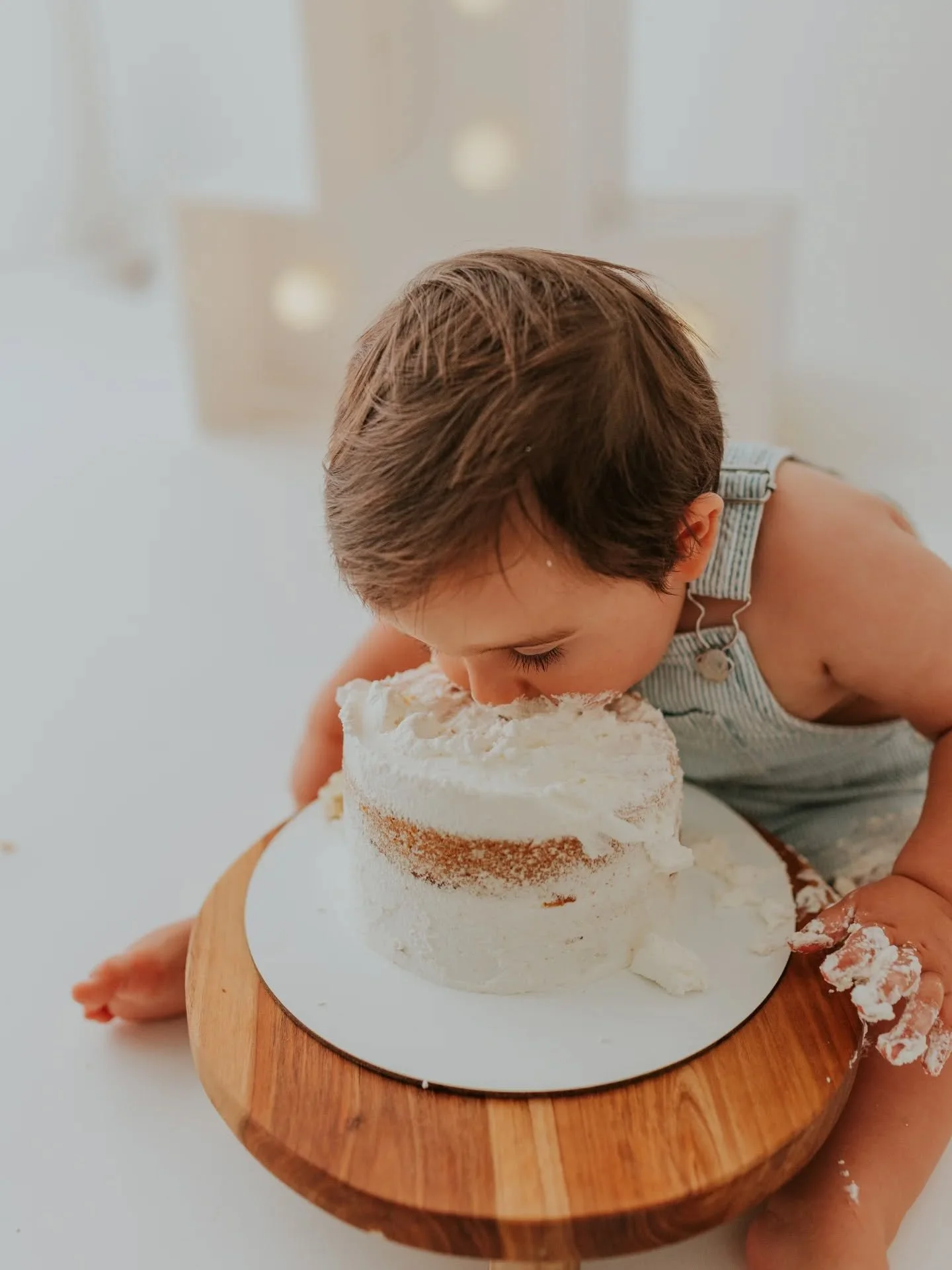 Tudo o que gostamos numa sess&atilde;o smash the cake: beb&eacute;s felizes e exploradores 🤍🤍

Bolo sem a&ccedil;&uacute;car: @xi.c_a_k_e

#soniafernandesfotografia