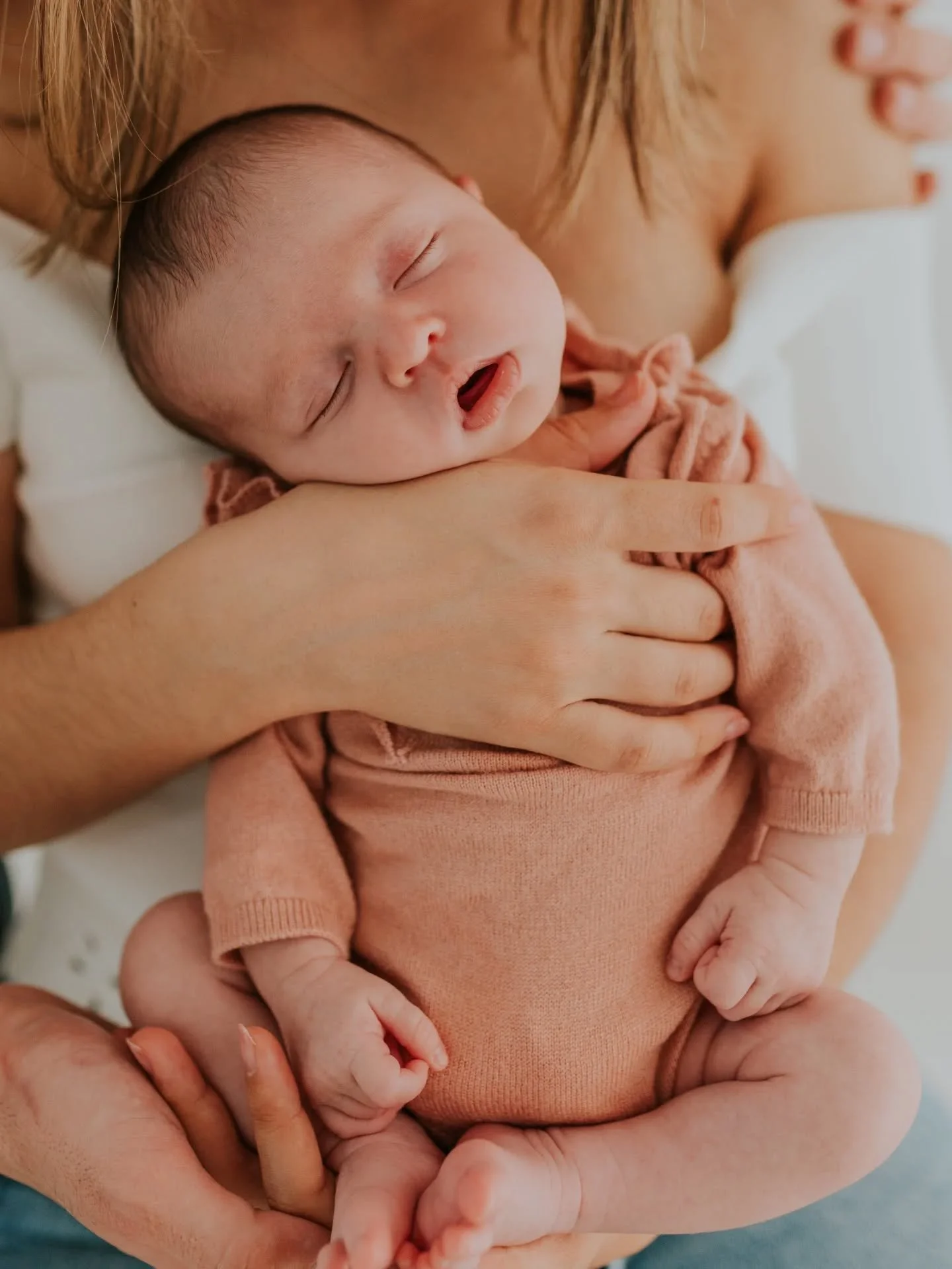 Estava aqui a organizar ficheiros de 2025 e este meu docinho apareceu para mim 🤍

Em breve estas imagens ir&atilde;o fazer 1 ano. O tempo passou e estes primeiros tra&ccedil;os ficaram registados para sempre.

Estes momentos merecem ser eternizados.