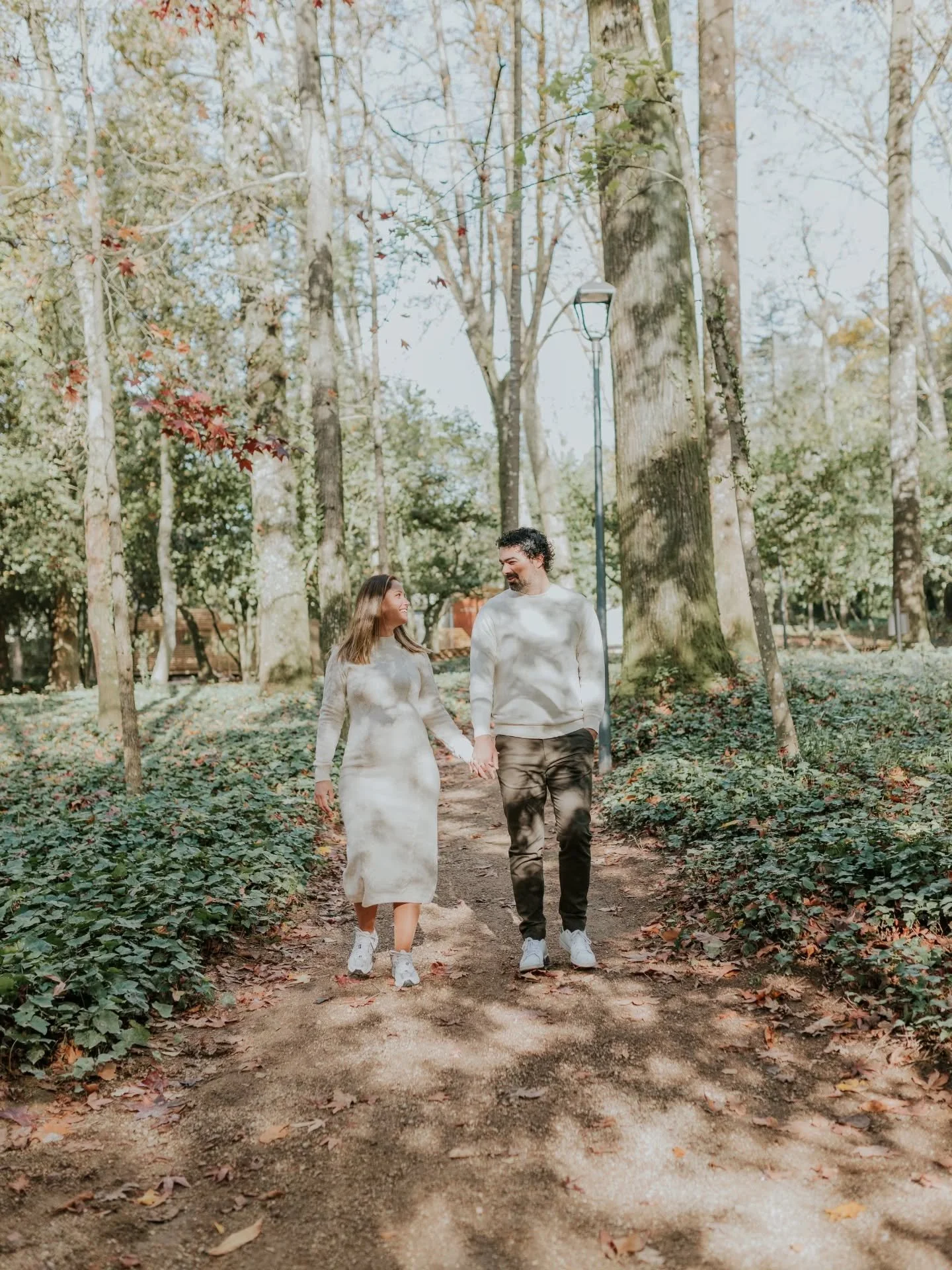 Os dias de chuva n&atilde;o t&ecirc;m dado tr&eacute;guas&hellip; e n&oacute;s j&aacute; temos tantas saudades de fotografar em exterior ☁️ Da luz natural, dos risos e abra&ccedil;os demorados, das hist&oacute;rias que se contam enquanto caminhamos. 