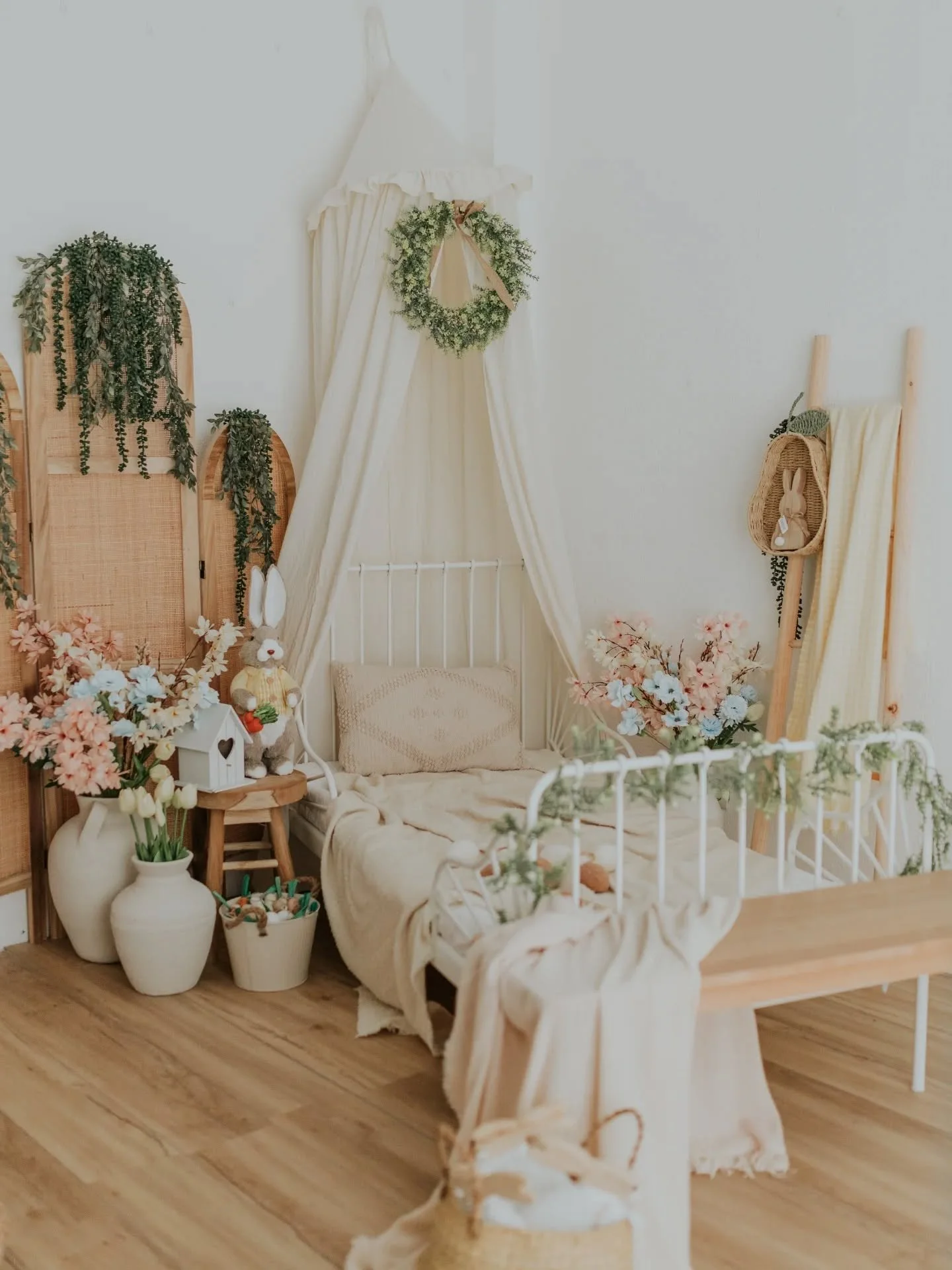 🐰🌸 A magia da P&aacute;scoa chegou ao est&uacute;dio&hellip;

Preparei um cen&aacute;rio doce, delicado e cheio de detalhes para criar mem&oacute;rias inesquec&iacute;veis dos mais pequenos nesta &eacute;poca t&atilde;o especial.

 Entre coelhinhos