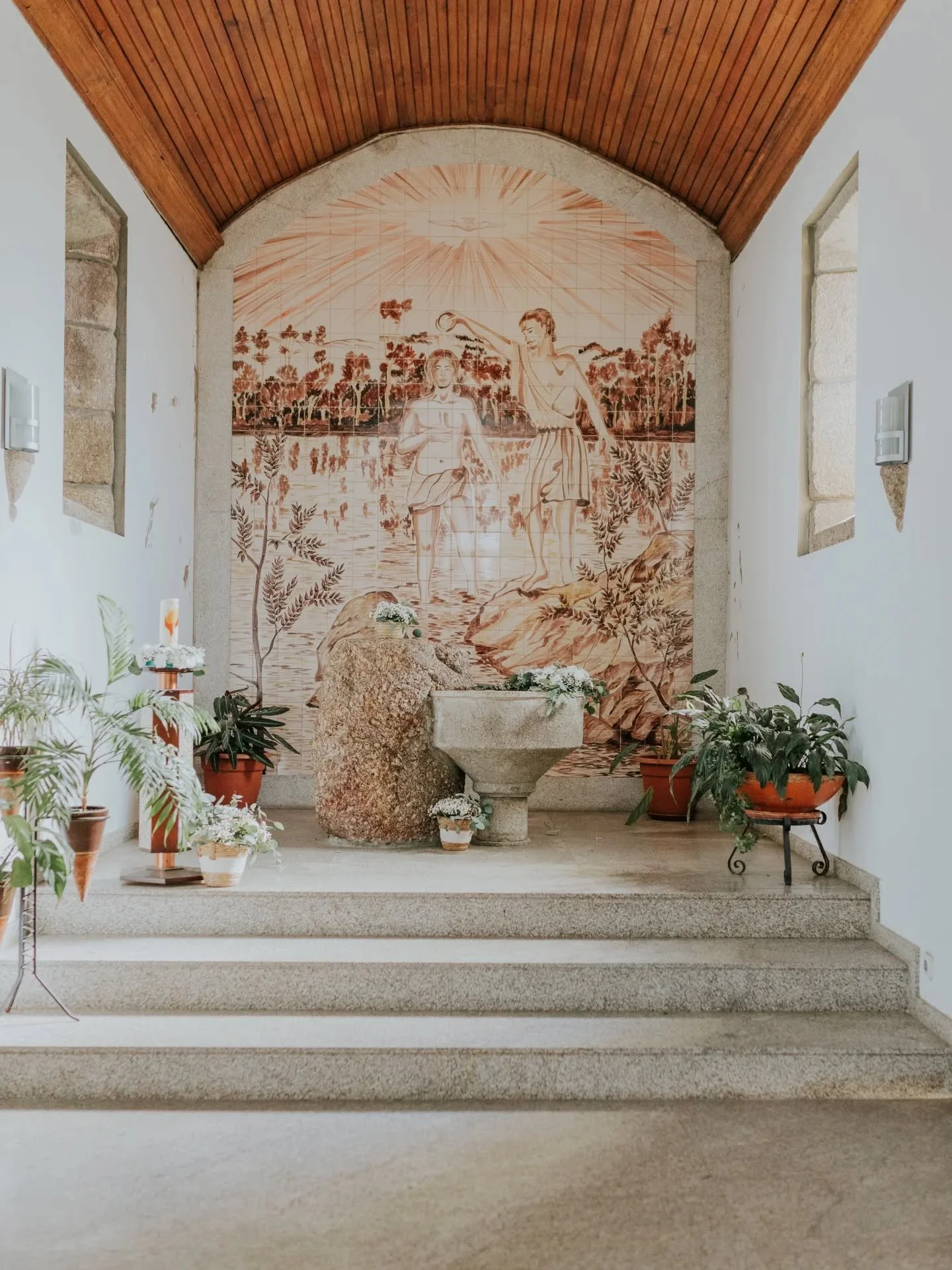 Hoje cruzei-me com a galeria deste dia bonito e lembrei-me do quanto fiquei encantada com a zona da pia batismal. Decidi trazer alguns detalhes ✨🤍

#soniafernandesfotografia