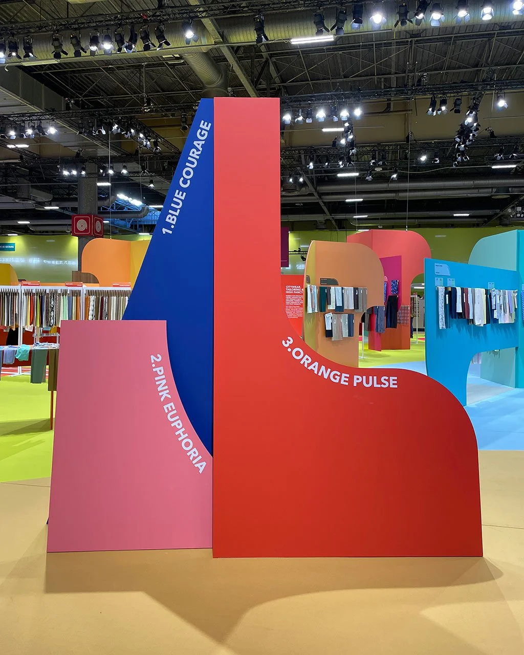 DA signalétique du salon : concept graphique de tous les panneaux des espaces de mode