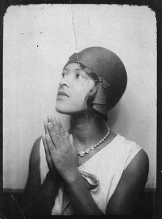 Vintage-Photobooth-Womens-Selfies-from-1900s-to-1960.jpg