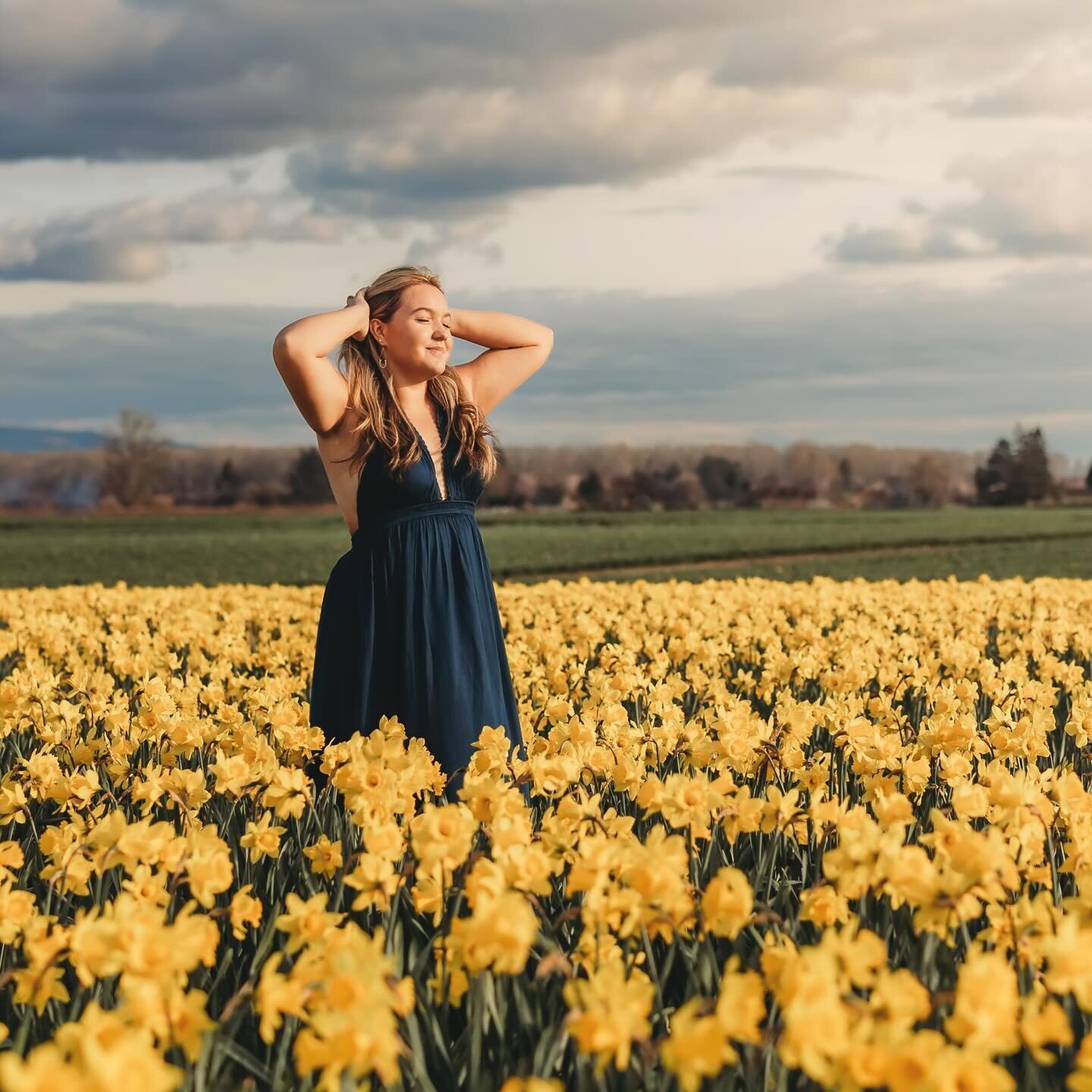 Z&ouml;e came from Florida for a quick trip to tour colleges. We had one evening, and one evening only, to make this session happen!We lucked out with a perfectly timed parting of the clouds for her senior photos in the daffodils! Phew! It had been r