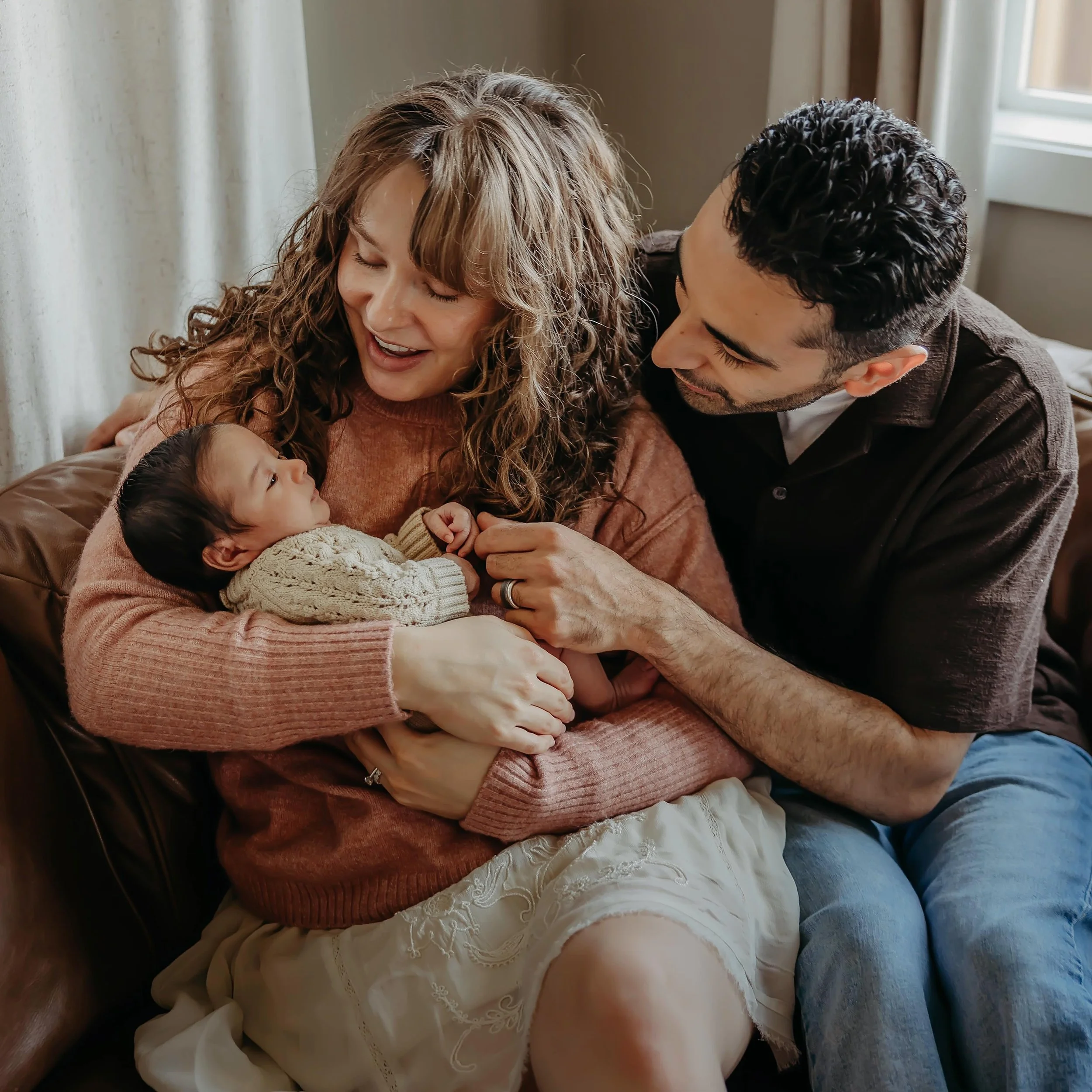 Just 12 days old and already so adored. One of my favorite things about photographing growing families is seeing how beautifully love expands with each new baby. The calm, the connection, the tiny in-between moments&hellip; pure magic.

#burlingtonba