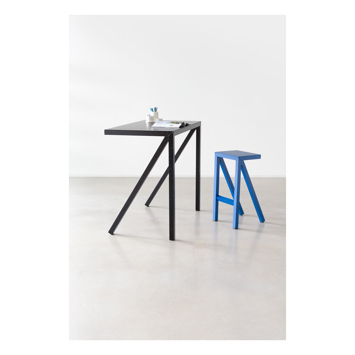 Magis_bureaurama_family_ambient_SD2771_blue_TV2770_black_02_hr.jpg