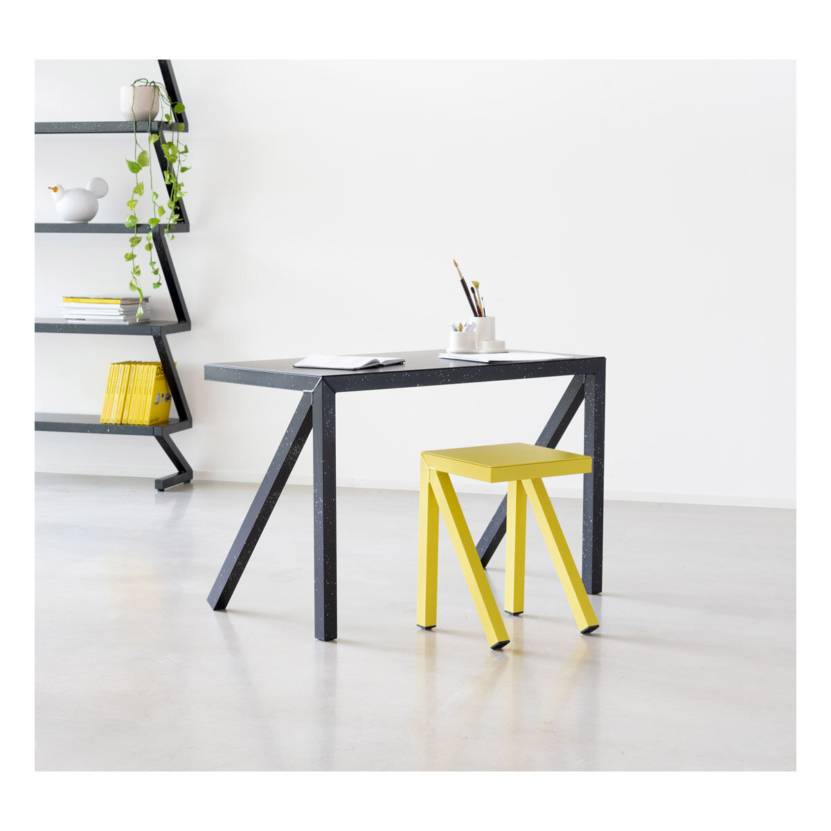 Magis_bureaurama_family_ambient_TV2770_black_LB1910_black_SD2774_yellow_01_hr.jpg