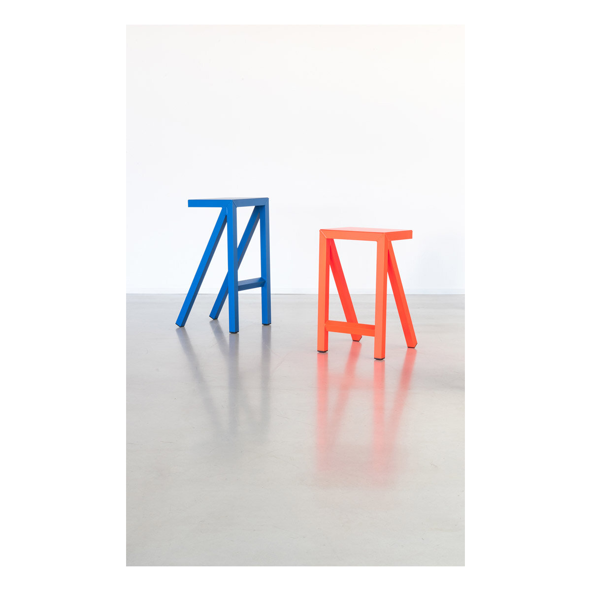 Magis_bureaurama_stool_ambient_SD2771_blue_SD2772_orange_01_hr.jpg