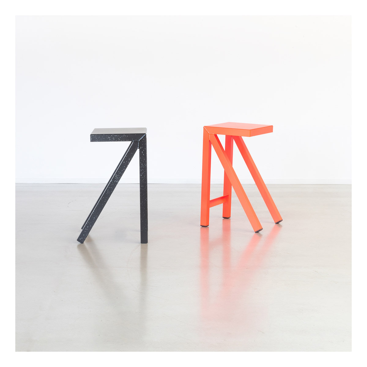 Magis_bureaurama_stool_ambient_SD2772_orange_SD2770_black_01_hr.jpg