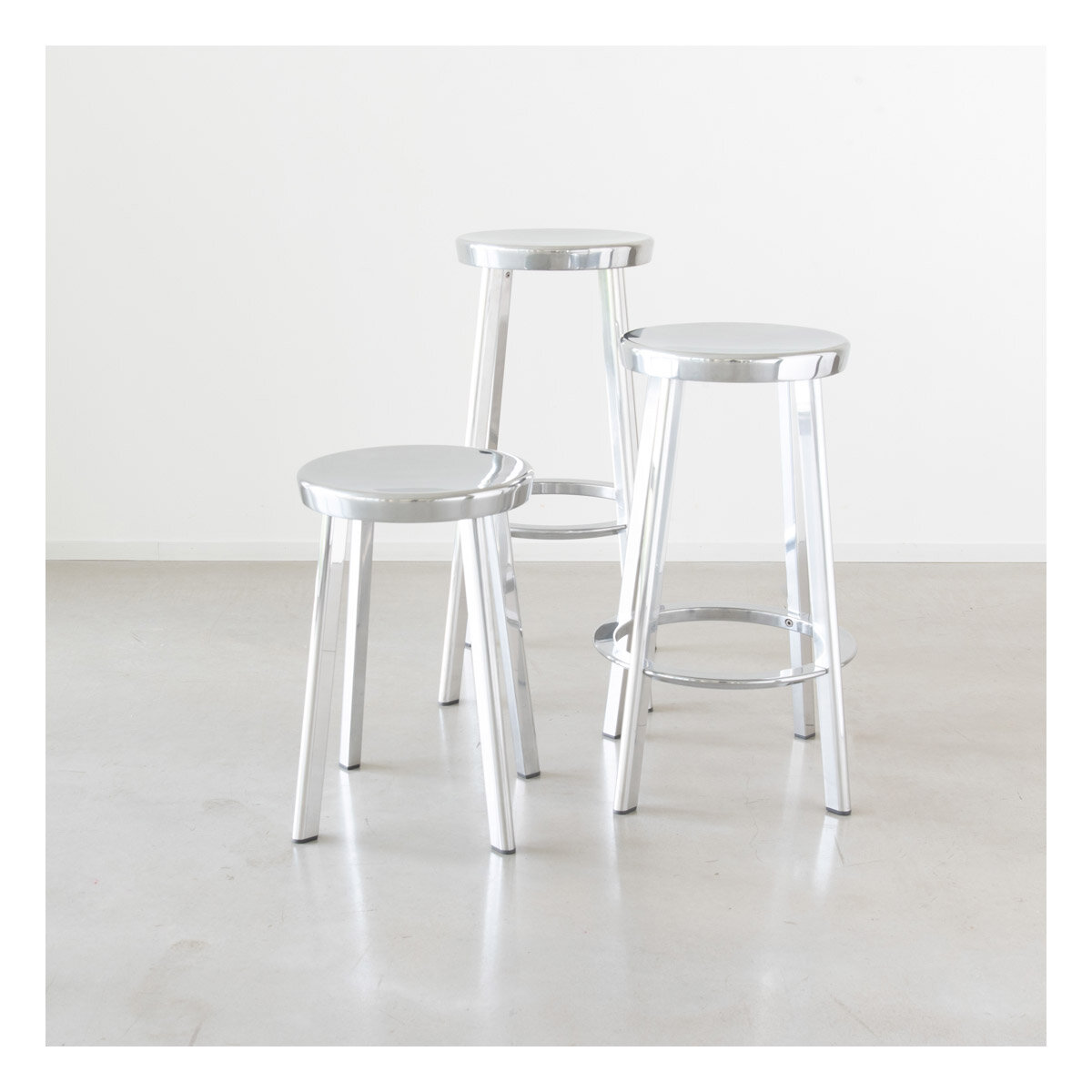 Magis_deja-vu_stool_ambient_group_aluminium_polished_01_hr.jpg