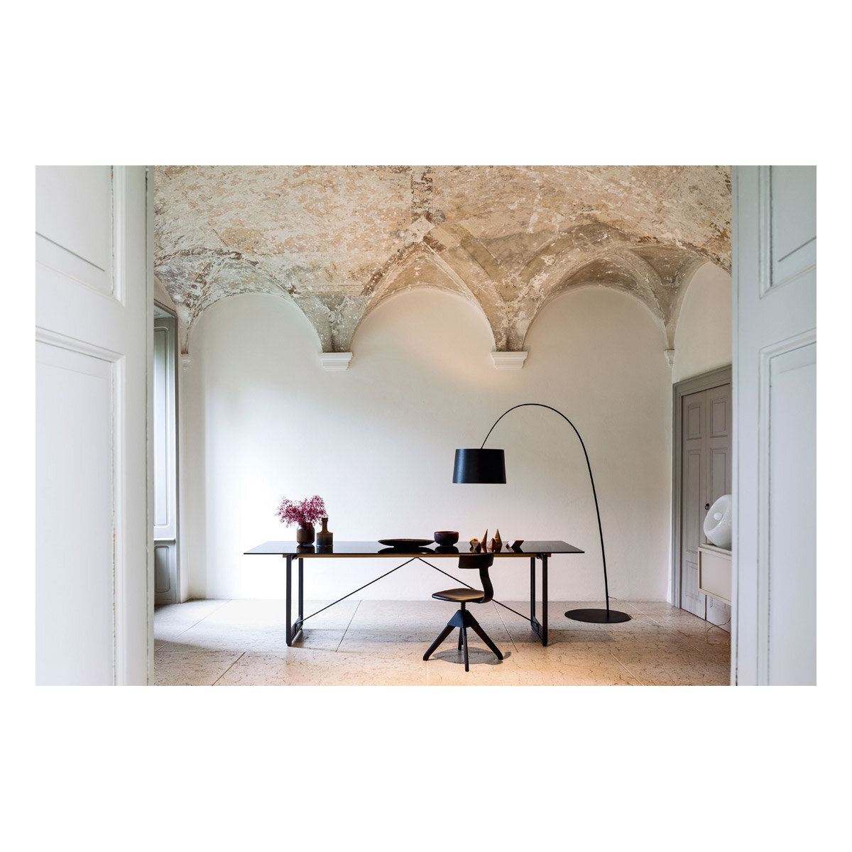 Magis_brut_table_ambient_multi_TV2480_TV2484_anthracite_fumè_01_hr.jpg