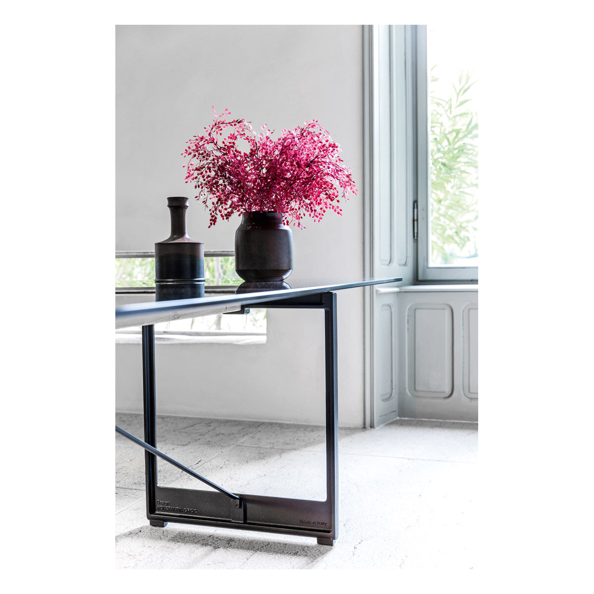 Magis_brut_table_ambient_detail_TV2480_TV2484_anthracite_fumè_01_hr.jpg