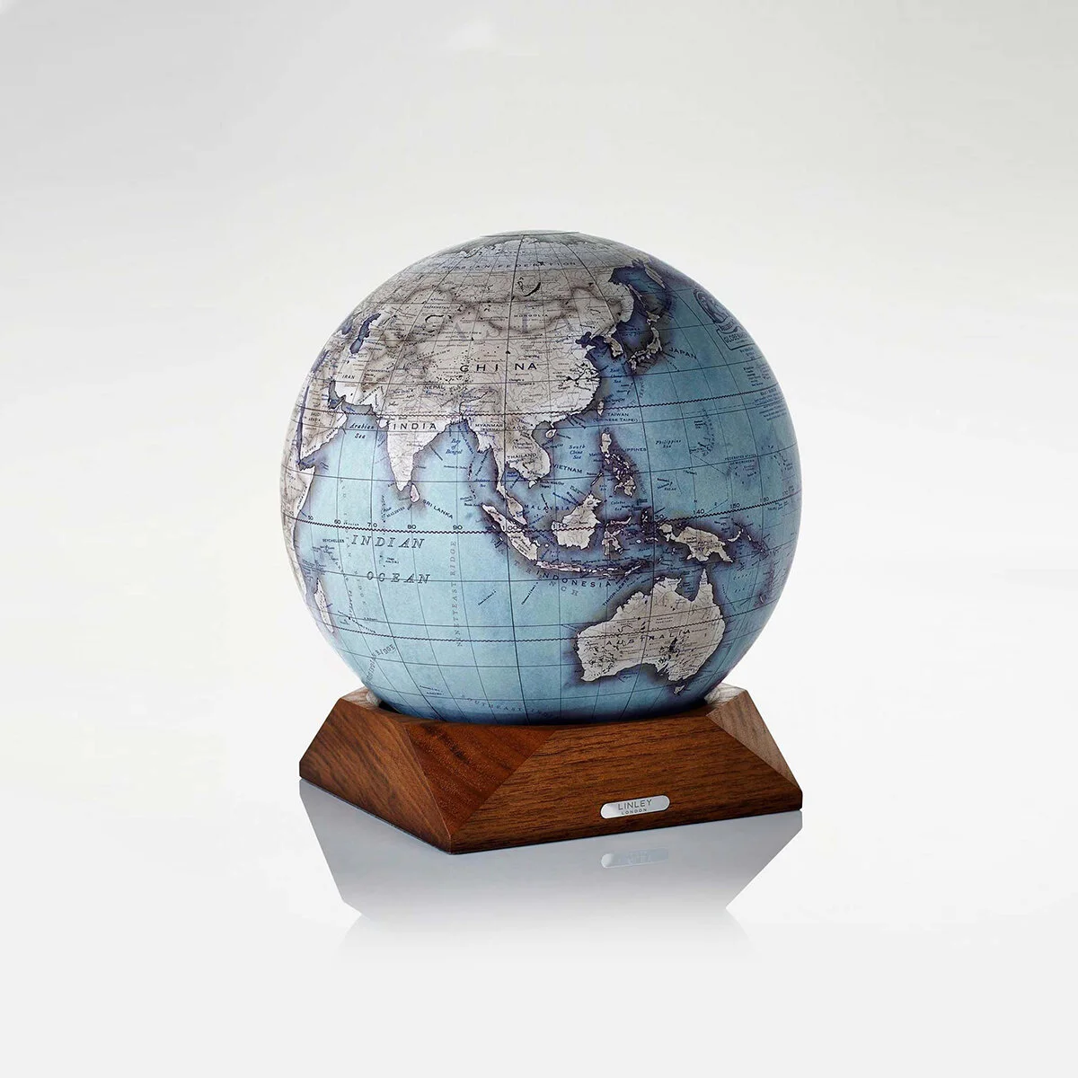 desk-globe-side-blue-1_2500x2500.jpg