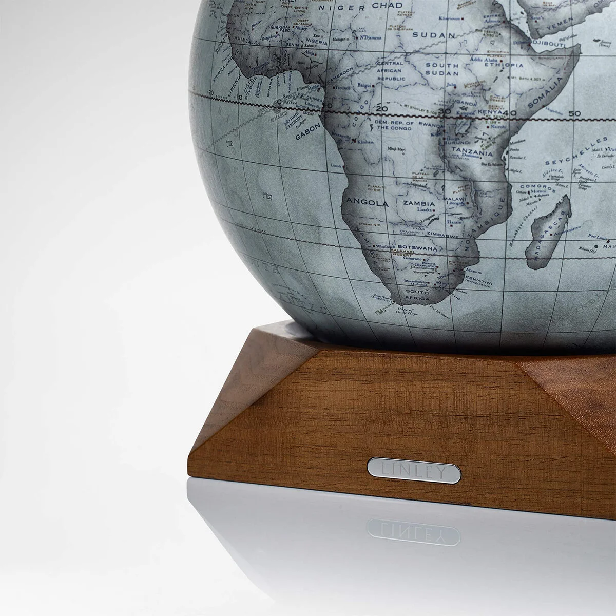 mini_desk_globe_grey_002_ws_2500x2500.jpg