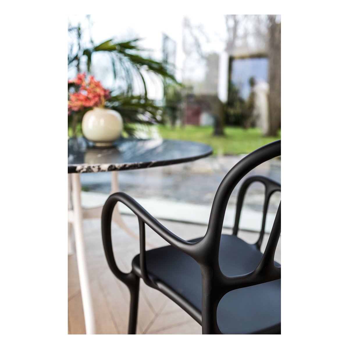 Magis_milà_chair_ambient_detail_SD2100_black_01_hr.jpg