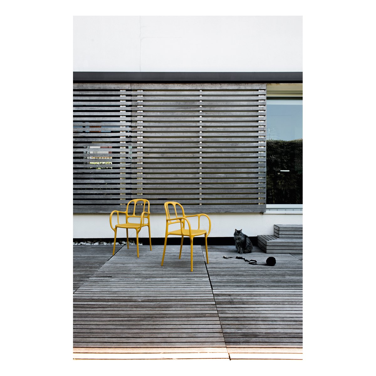 Magis_milà_chair_ambient_mono_SD2100_yellow_outdoor_01_hr.jpg