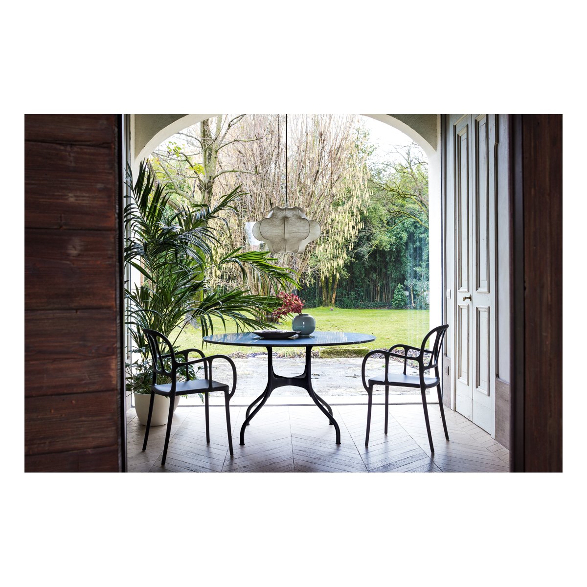 Magis_milà_chair_ambient_multi_SD2100_black_01_hr.jpg