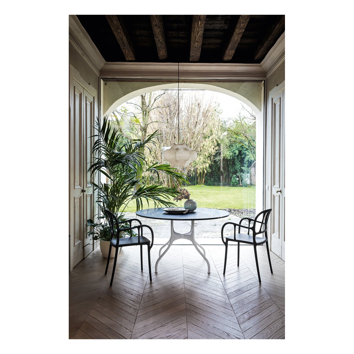 Magis_milà_chair_ambient_multi_SD2100_black_02_hr.jpg