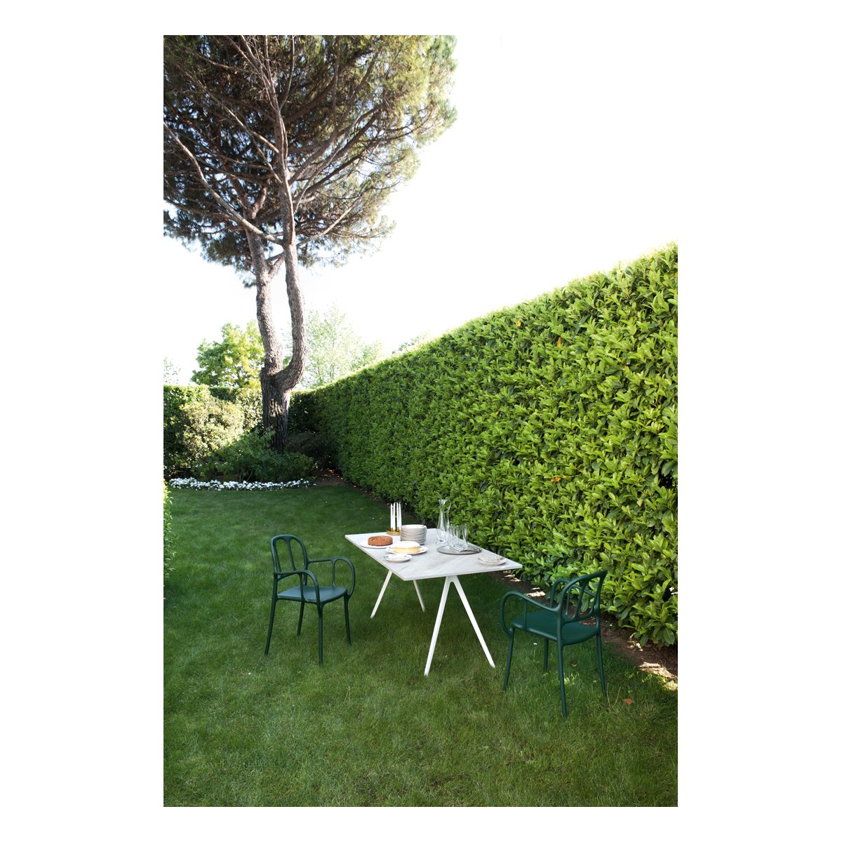 Magis_milà_chair_ambient_multi_SD2100_green_outdoor_01_hr.jpg