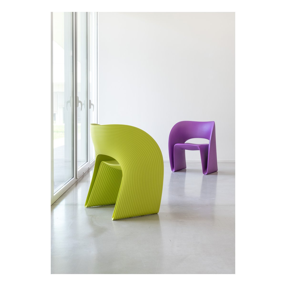 Magis_raviolo_low-chair_ambientl_SD580_purple_green_01_hr.jpg