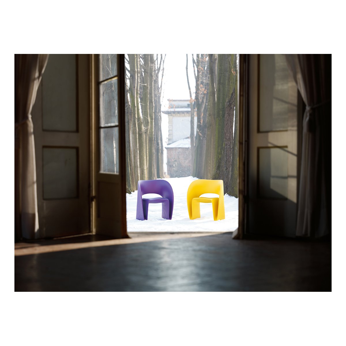 Magis_raviolo_low_chair_ambient_mono_SD581_purple_yellow_outdoor_01_hr.jpg