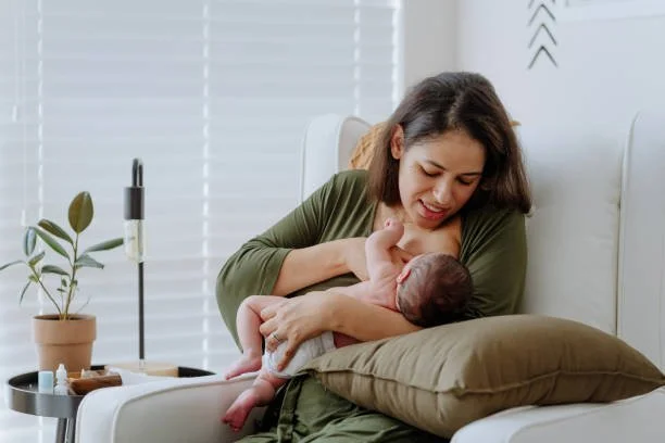 Navigating Early Breastfeeding: Overcoming Challenges &amp; Building Confidence