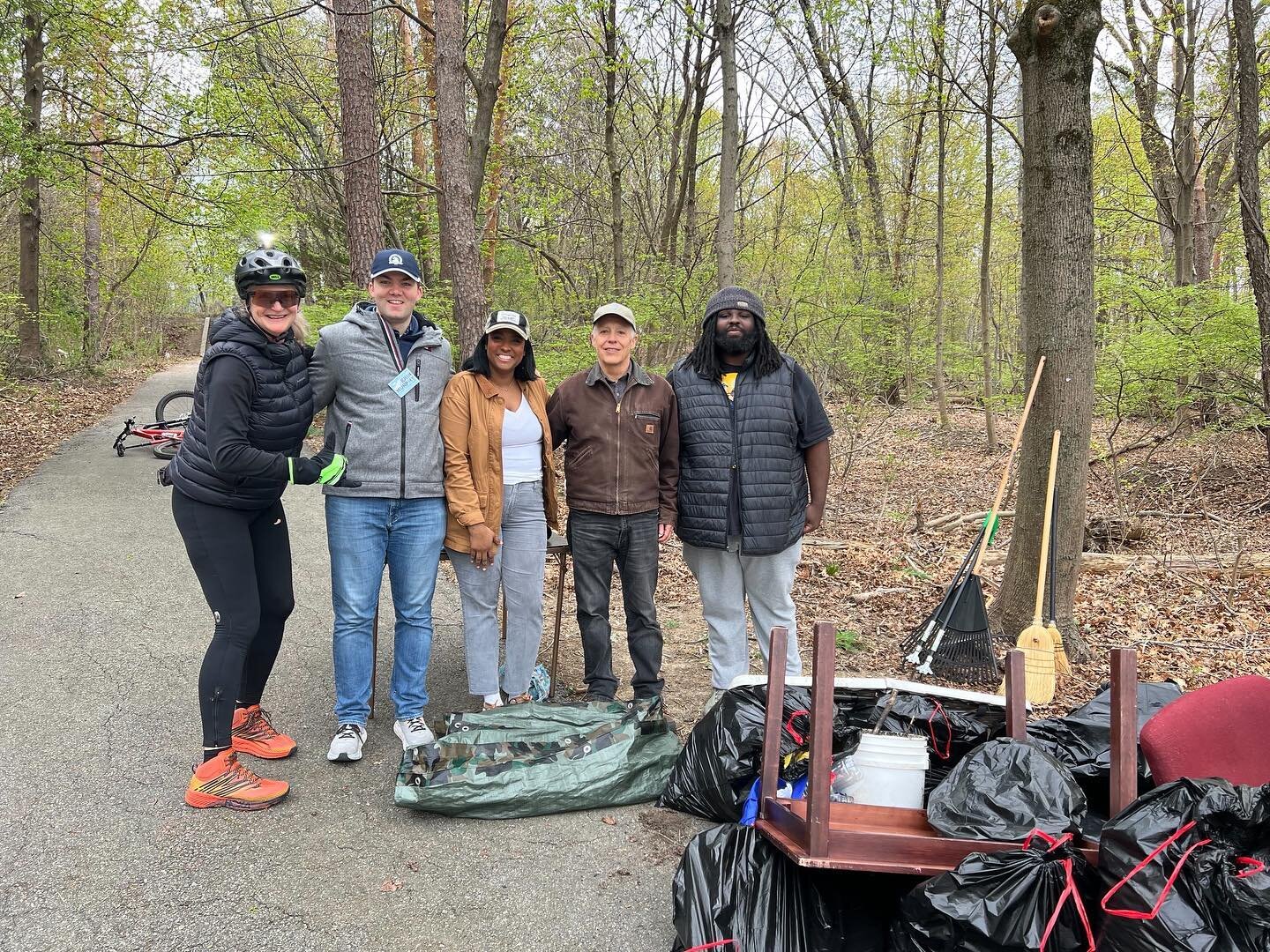 Happy Earth Day, #D6 🌎 
My team and I spent the day cleaning up our district starting at Love Your Block in #WestRoxbury!

We also helped pick up trash with @emeraldnecklaceconservancy for their annual Muddy River Cleanup. We only have one planet so