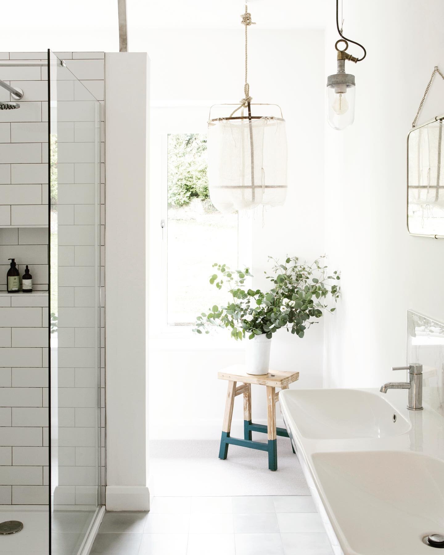 Light and airy ensuite with a mix of industrial and organic lighting, cement floor tiles and double vanity. The ensuite is positioned behind the master bed with a floating wall to avoid having to wall in the ensuite and have no natural light. #lambde