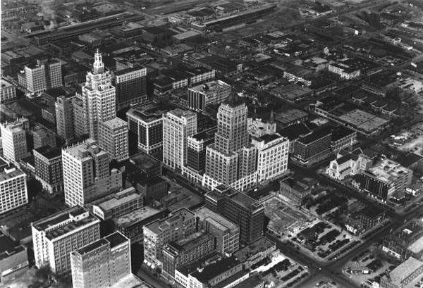 Tulsa Skyline - 1928. The Beryl Ford Collection:Rotary Club of Tulsa, Tulsa City-County Library and Tulsa Historical Society.jpg