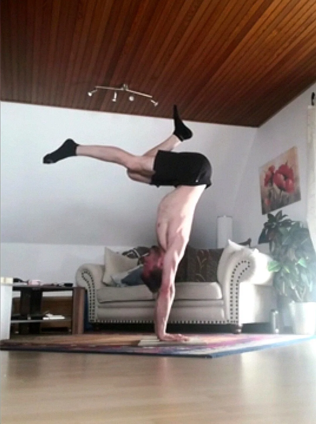 Olli+Dundee+online+handstand+coaching+ulrikonhands+student.jpg