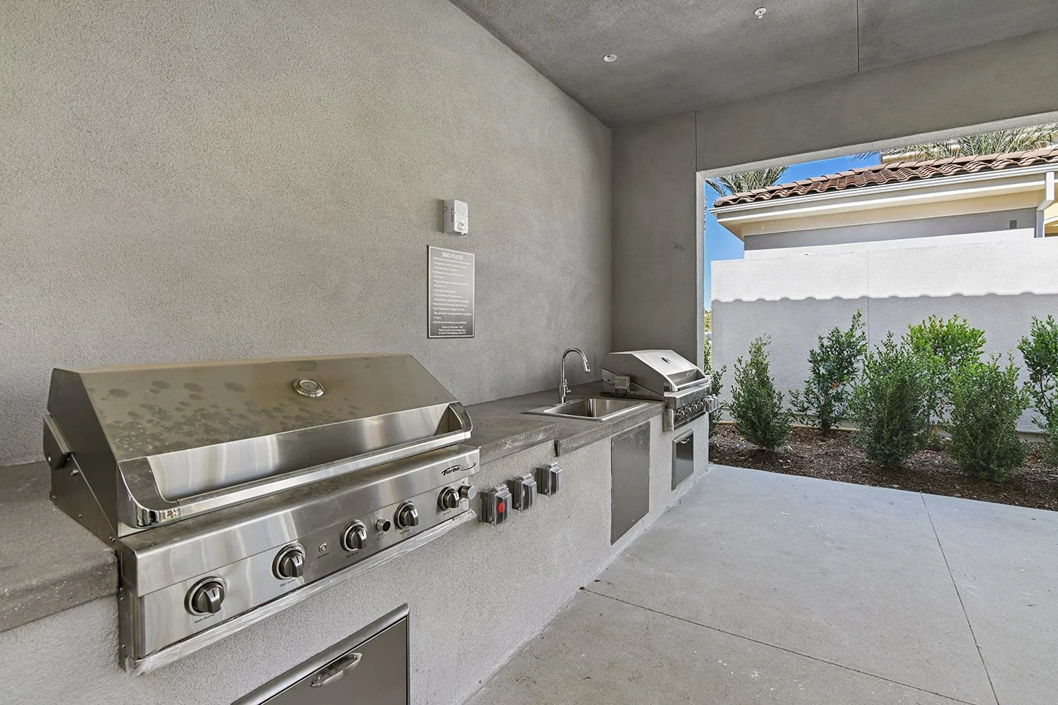 Shaded area with state-of-the-art barbecues perfect for parties and picnics. 