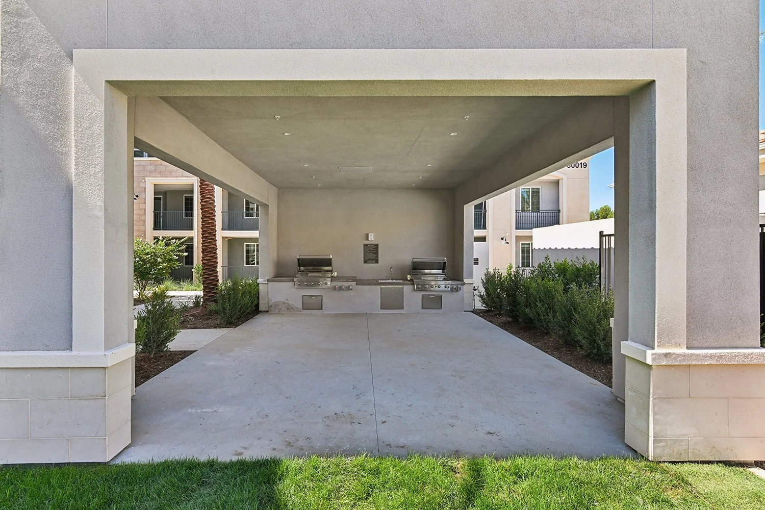 Shaded area with state-of-the-art barbecues perfect for parties and picnics. 