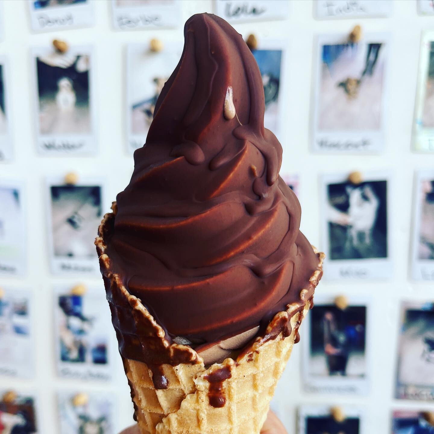 The double down. Chocolate ice cream dipped in Ghirardelli chocolate in our mini waffle cone 🍫🍫🍫🍫🍦🔥😋

#icecream #dessert #sdfoodie #sdeats #sdfoodscene #northparksd #familyowned #sdsmallbusiness #explorenorthpark #exploresandiego #softserve #o