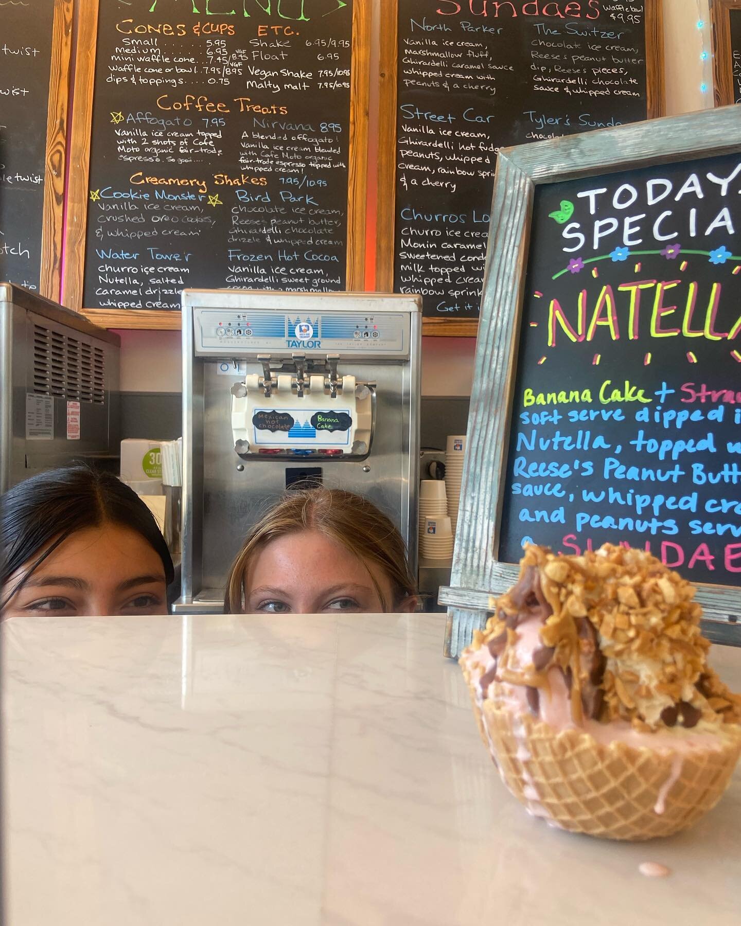 New special alert 🚨 🔔 Natella sundae: Banana cake 🍰 and strawberry 🍓 with Nutella sauce, peanut butter sauce, whipped cream and peanuts 🥜. Come in and try this absolutely scrumptious sundae while it&rsquo;s still available👍🏼🤤🔥. #yumzy 

#ice
