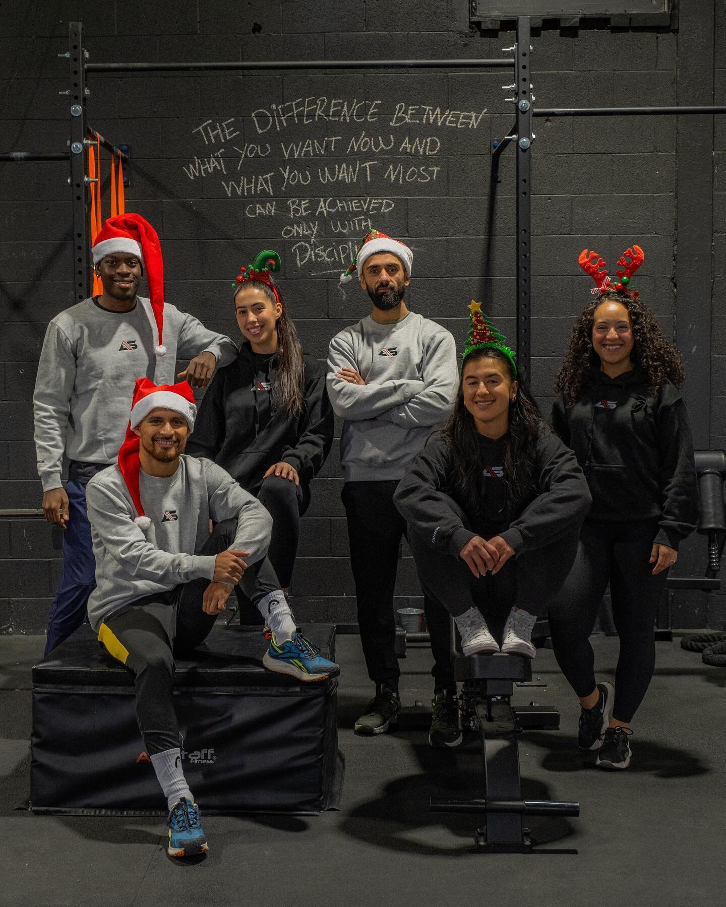 HAPPY CHRISTMAS 🎁🎄
Our team @as.one.nation is wishing you a merry Christmas‼️ 
Spend this period of the year with people you love and enjoy all the delicious food without guilt🤩
We will see you Tuesday for our first group class post holiday 💪🔥

