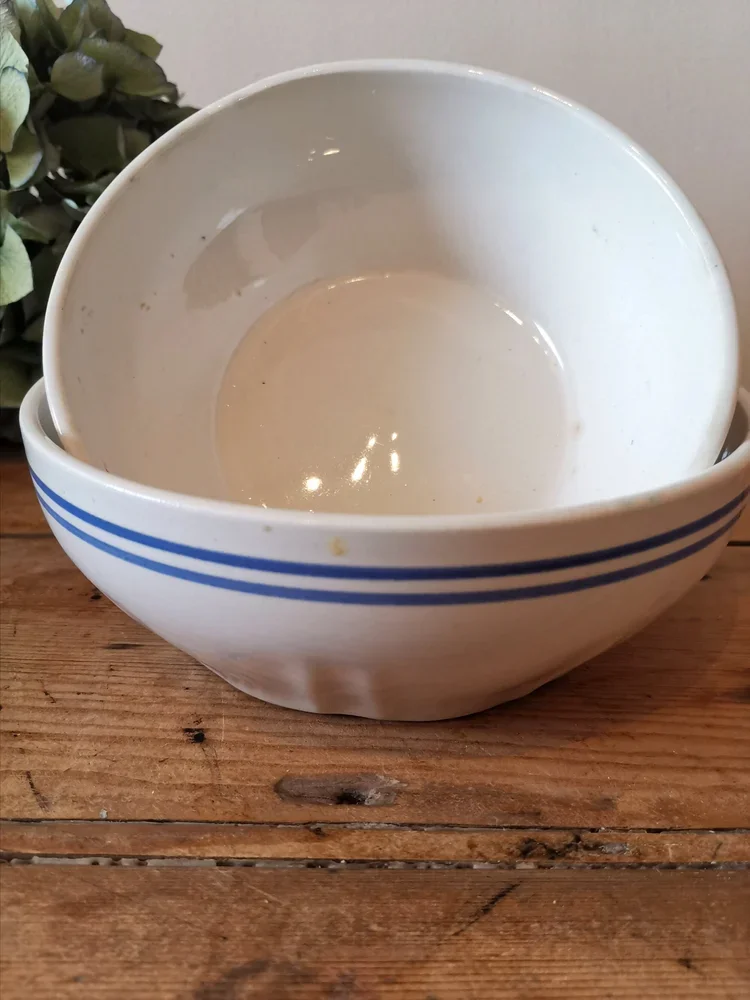Pair of 1940s Moulin de Loups faience bowls, one red striped and one blue striped, French vintage kitchenware.