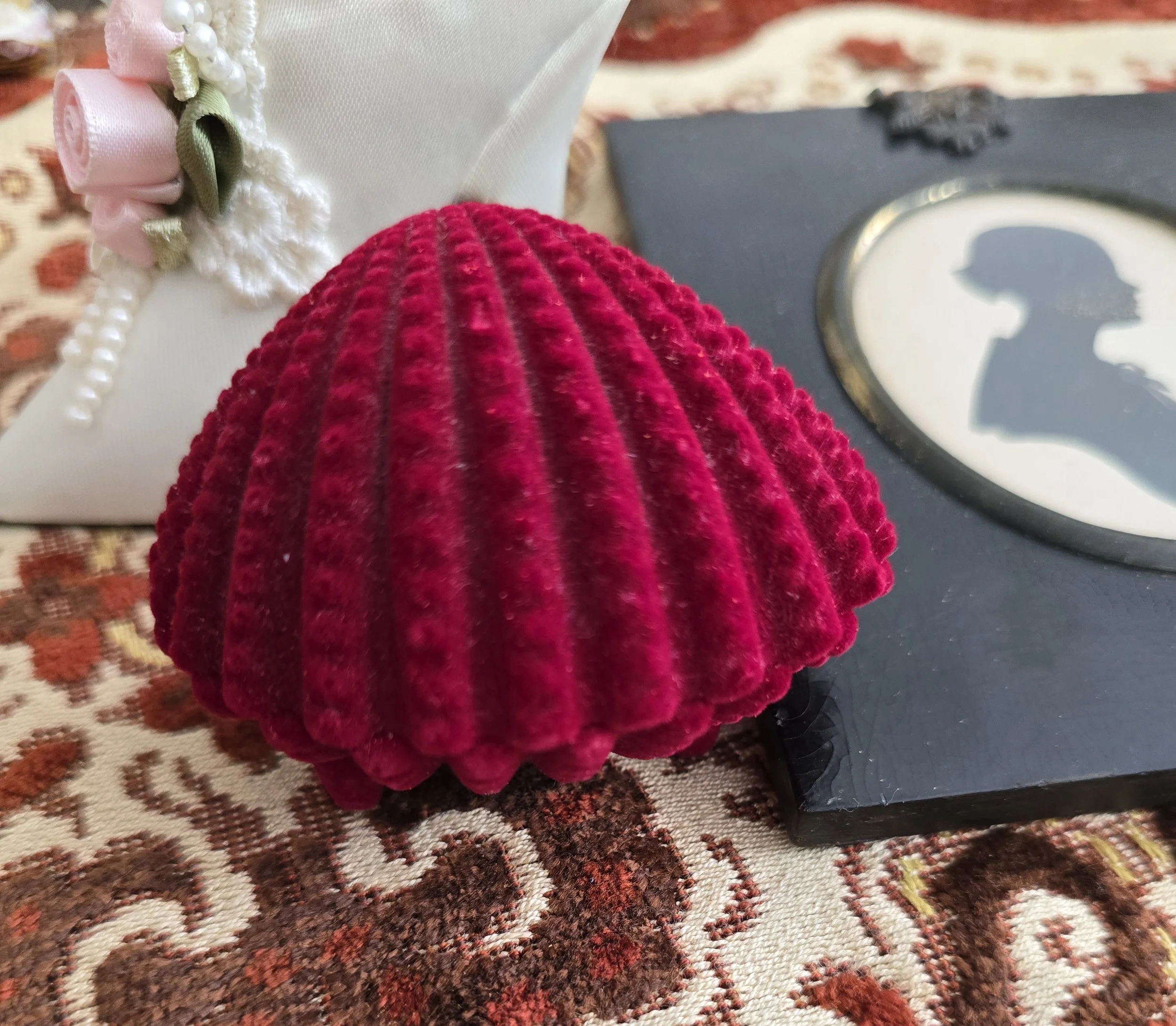Vintage raspberry pink velvet seashell jewellery box closed