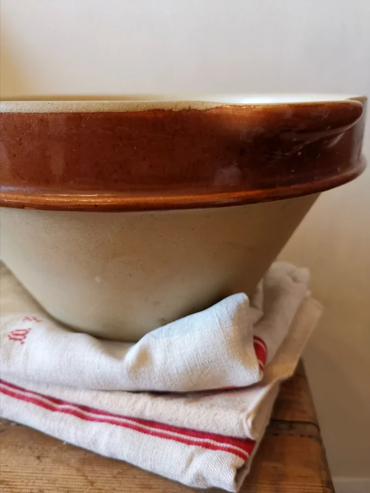 Side view of Digoin Sarreguemines stoneware mixing bowl with pouring lip