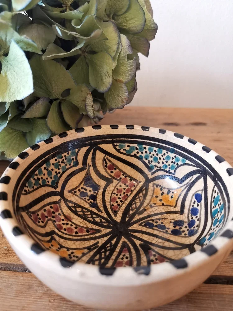 Side profile of 1970s Tunisian Nabeul ceramic bowl with rustic glaze