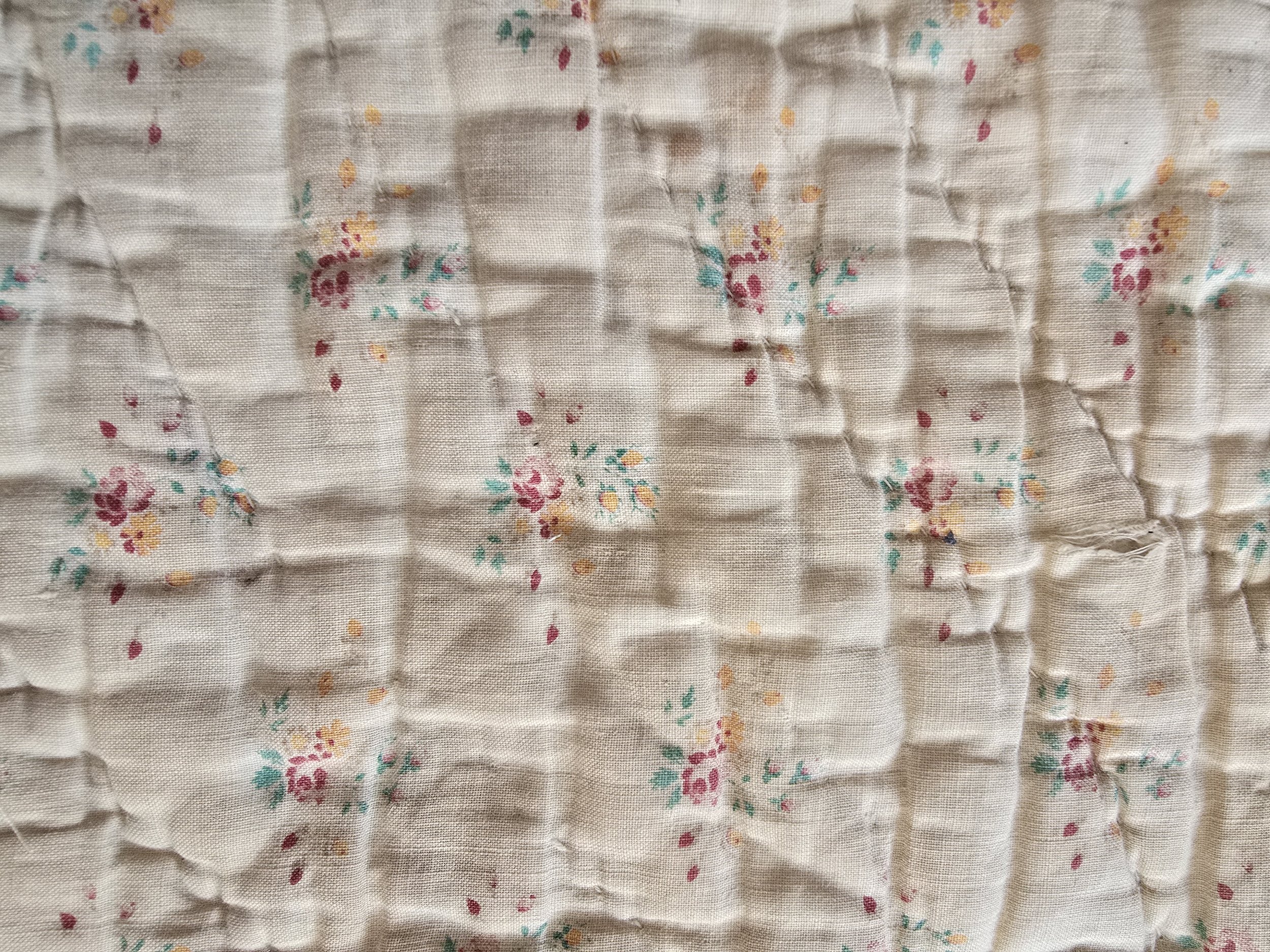 Red and turquoise flowers on cream cotton quilt