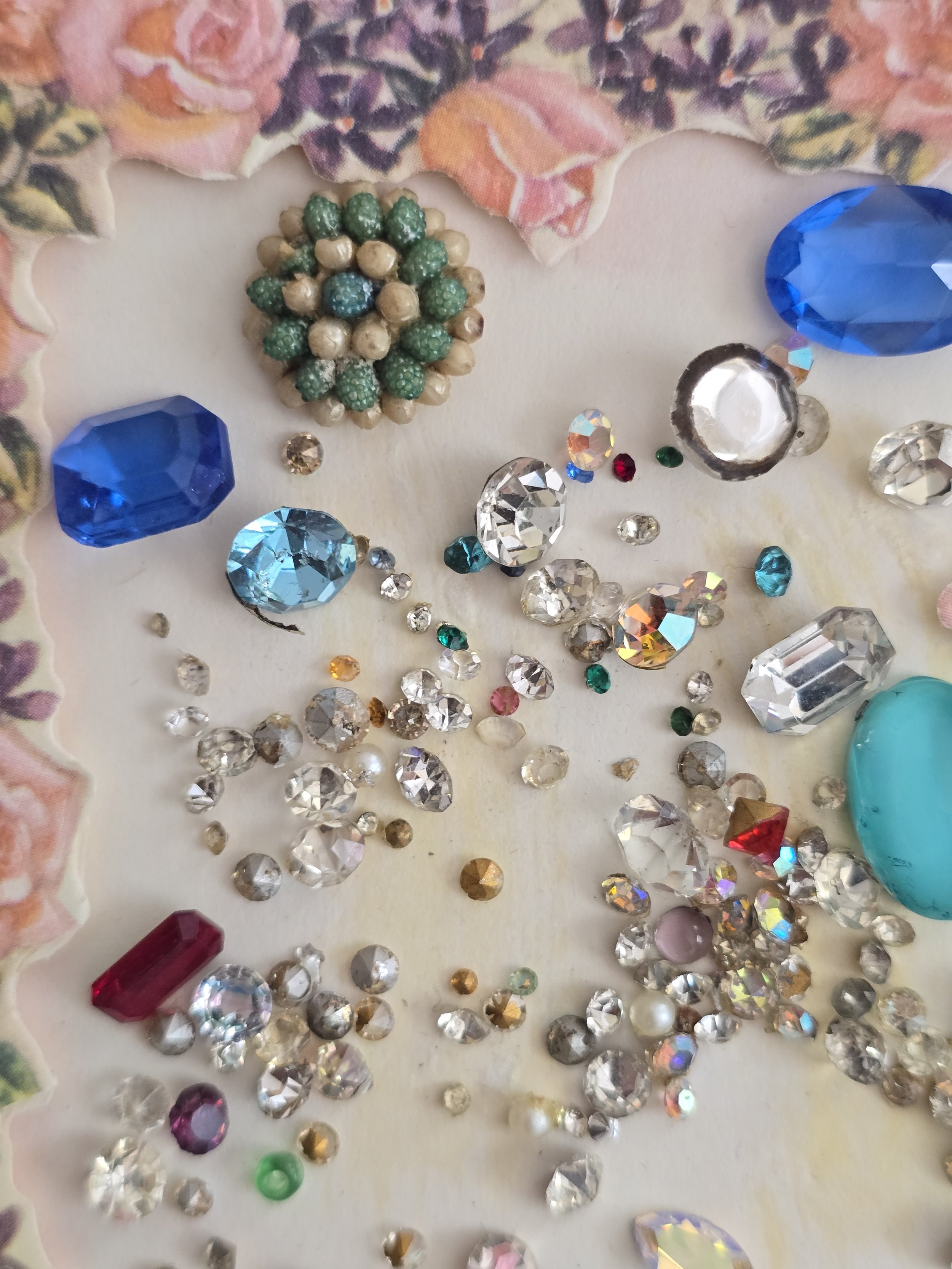 Assorted vintage jewellery stones in a range of shapes and sizes.