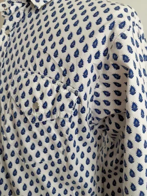 Side view of French Provençale shirt on mannequin.