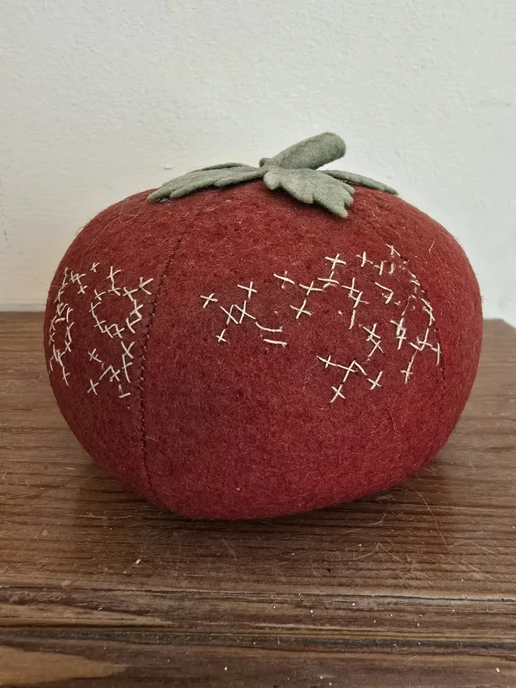 intage-felt-tomato-pincushion-red-green.webp