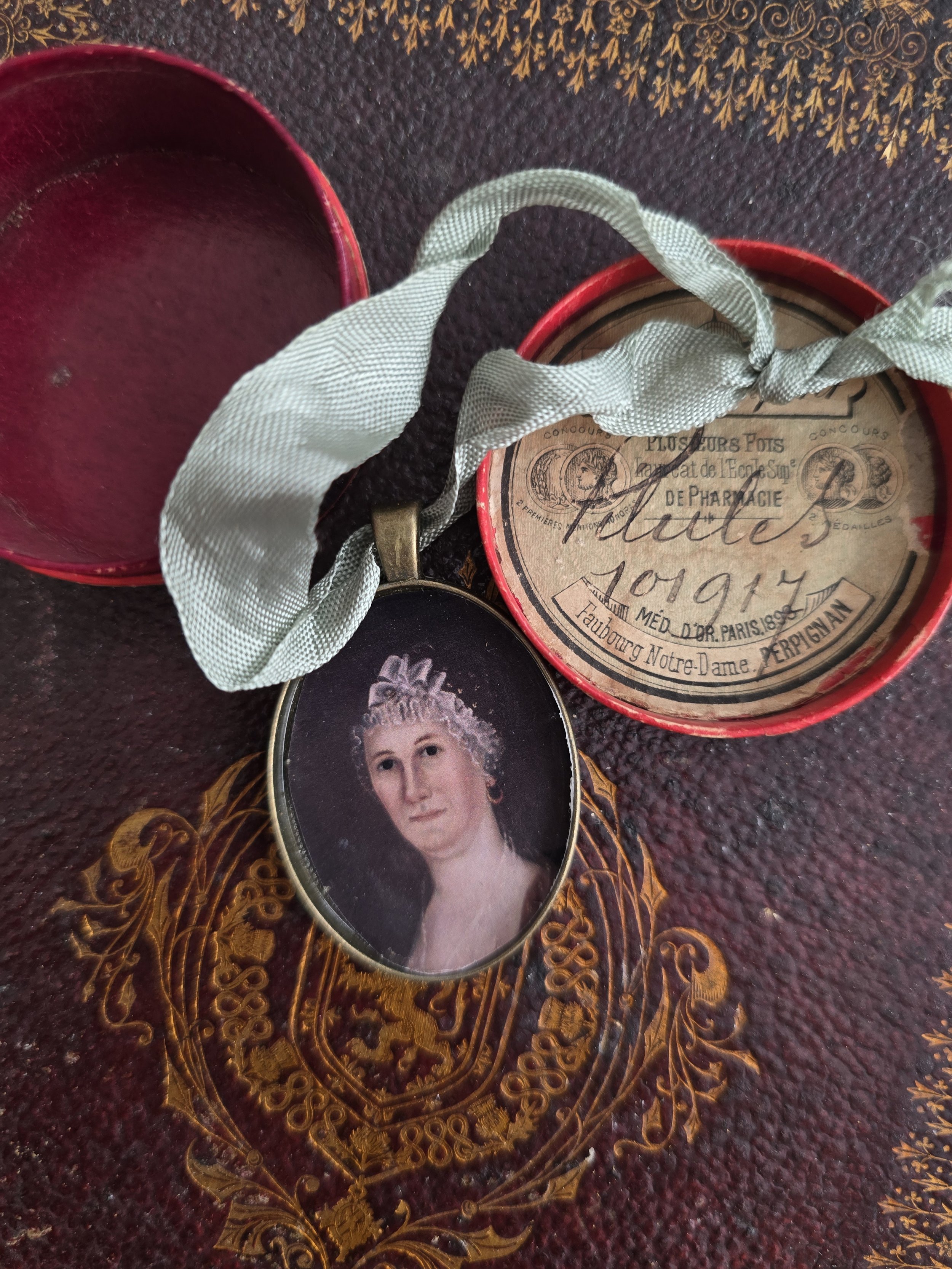 Oval decorative portrait pendant with vintage ribbon, Studio Made by Pomme de Jour.