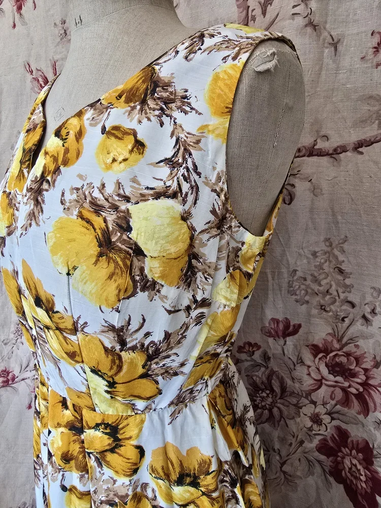 Close-up of sweetheart neckline on 1950s yellow floral cotton dress