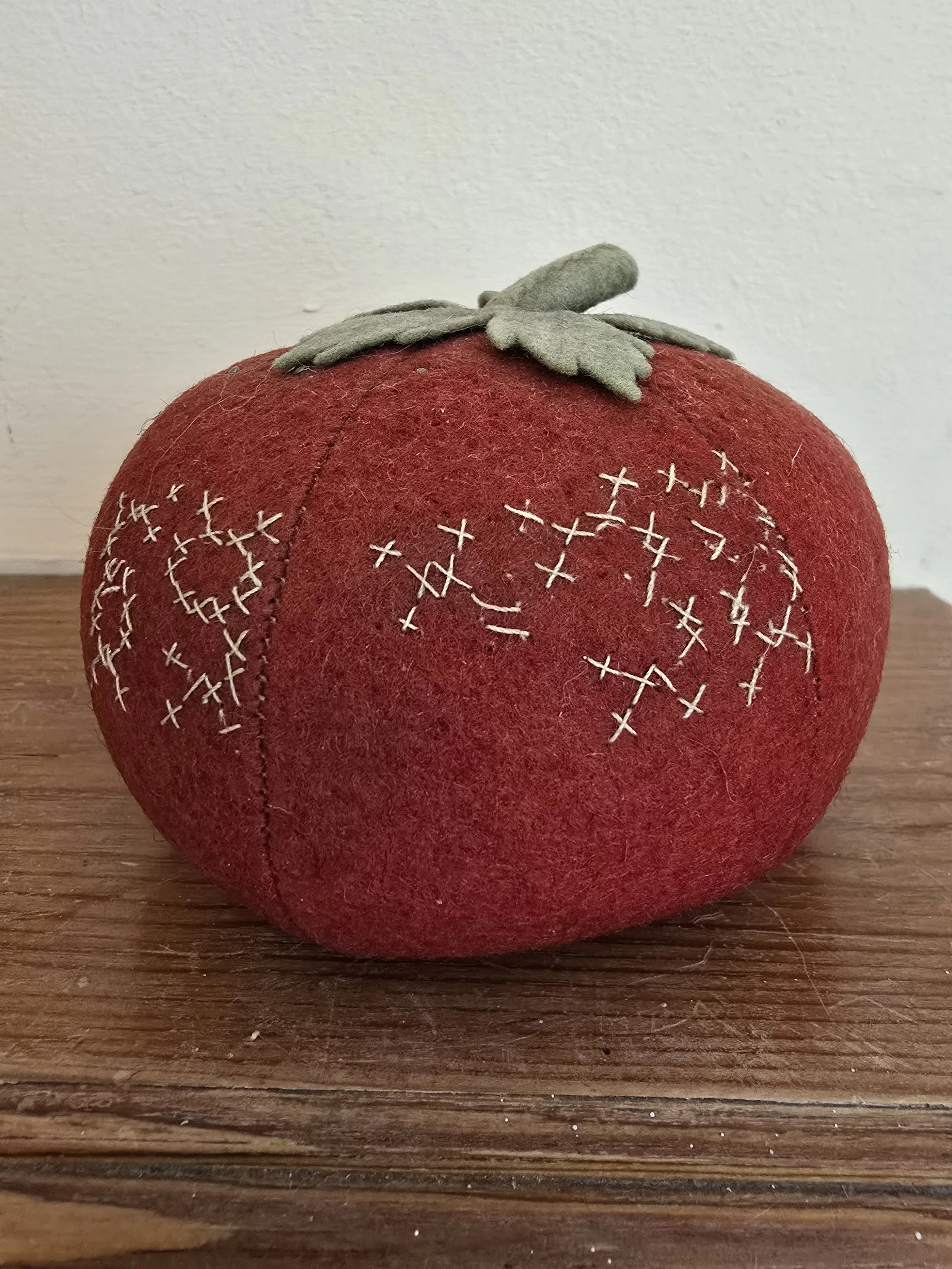 intage-felt-tomato-pincushion-red-green.jpg