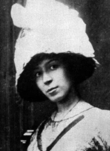 Black and white portrait of French artist Marie Laurencin wearing a light-coloured hat.